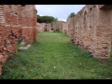 07665 ostia - regio iv - insula ii - portico e caseggiato dell'ercole (iv,ii,2-4) - raum (25) - haupteingang (via della caupona - vestibulum) - bli ri suedosten - 01-2024.jpg